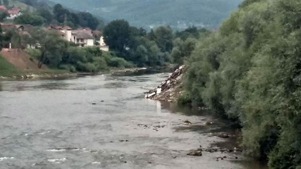 Лим црвен од крви